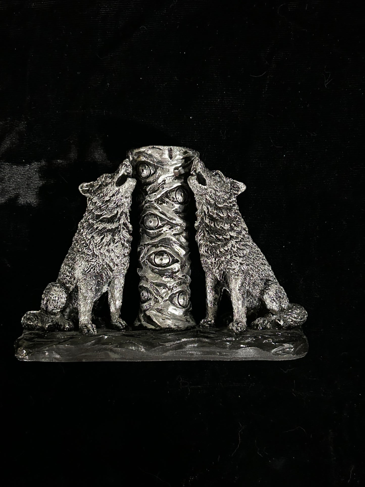 (#1283) - Sphere Holder Wolves Silver - New