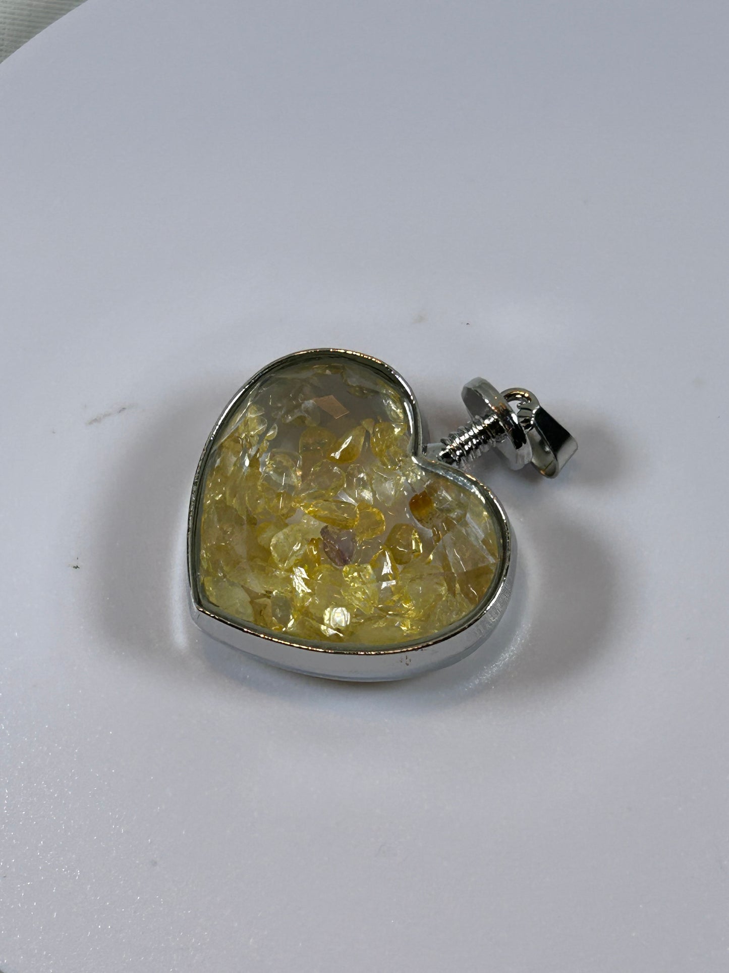(#68) - CRYSTAL HEART PENDANT CITRINE TUMBLED CRYSTAL CHIPS - NEW