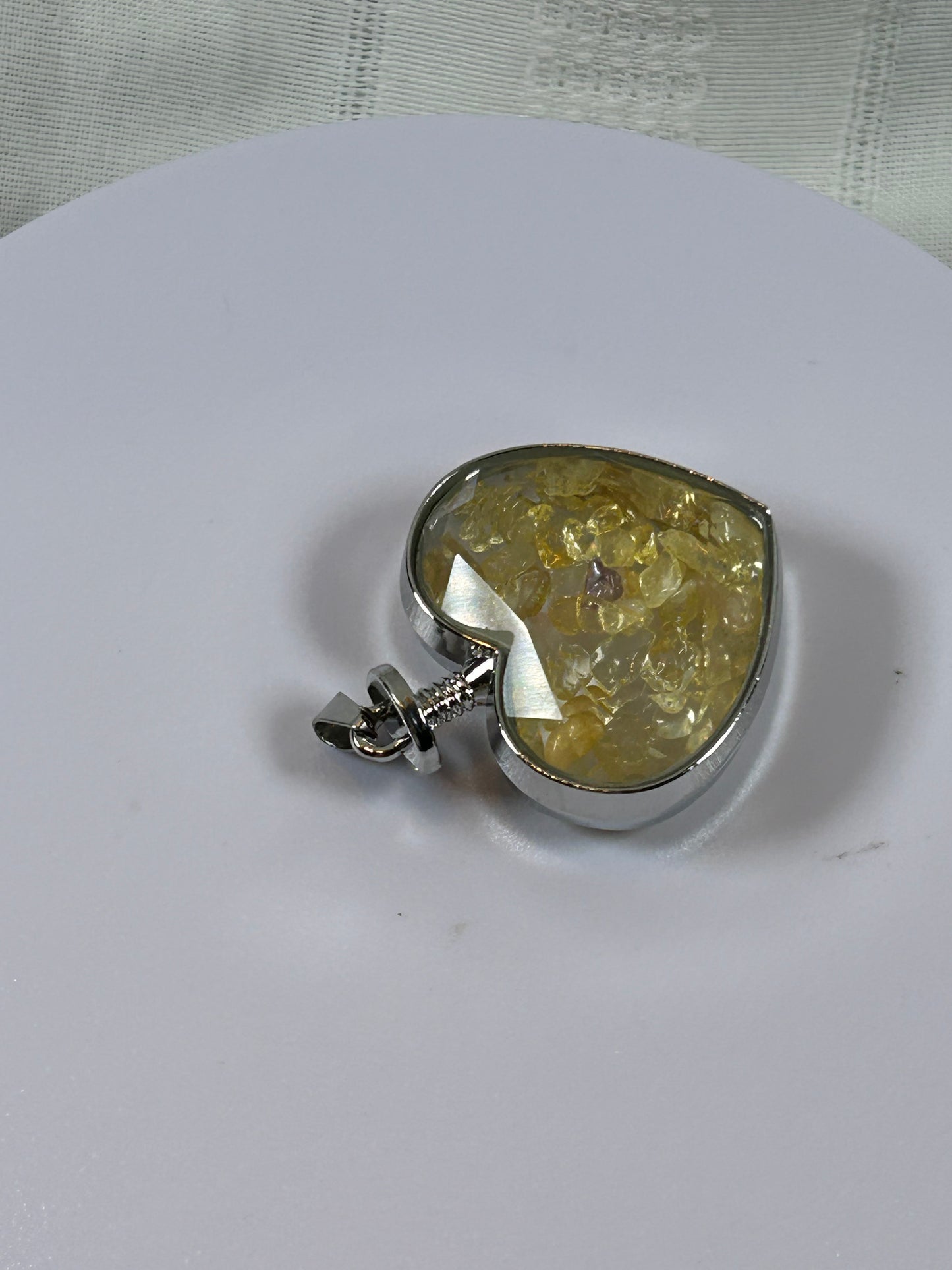 (#68) - CRYSTAL HEART PENDANT CITRINE TUMBLED CRYSTAL CHIPS - NEW
