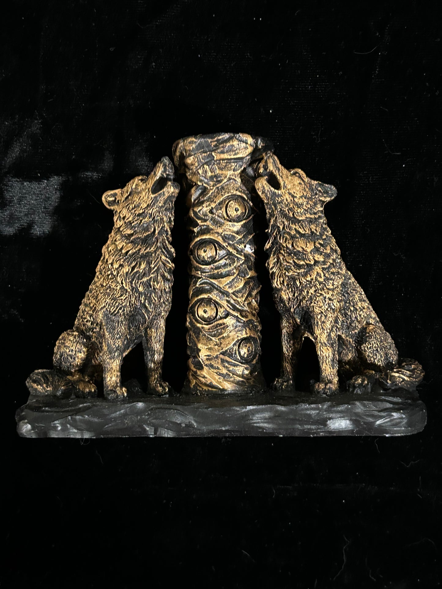 (#1284) - Sphere Holder Wolves Gold - New