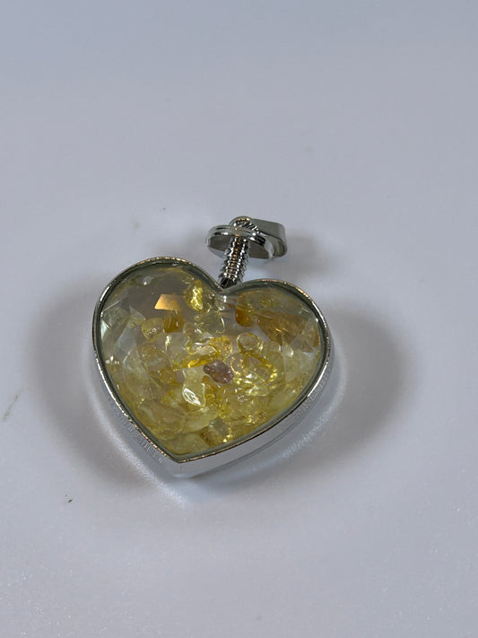 (#68) - CRYSTAL HEART PENDANT CITRINE TUMBLED CRYSTAL CHIPS - NEW