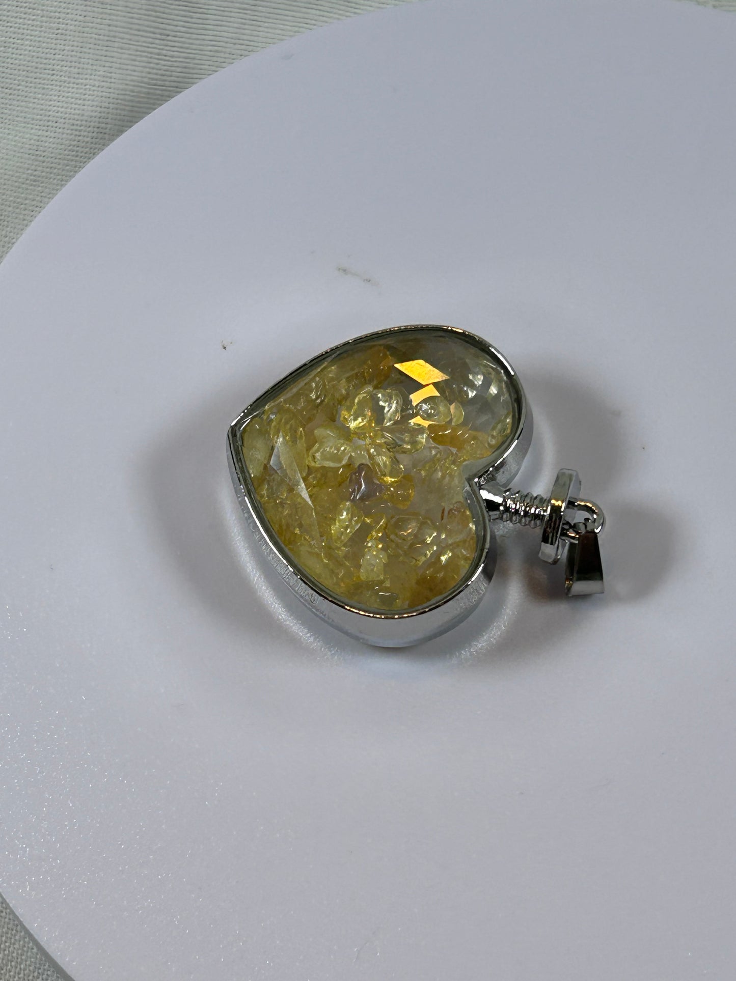 (#68) - CRYSTAL HEART PENDANT CITRINE TUMBLED CRYSTAL CHIPS - NEW