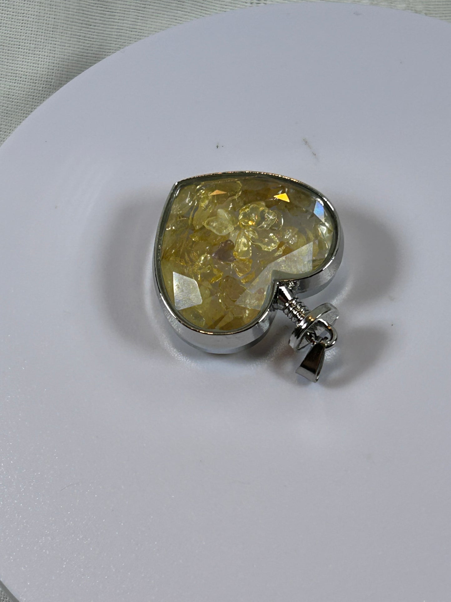 (#68) - CRYSTAL HEART PENDANT CITRINE TUMBLED CRYSTAL CHIPS - NEW