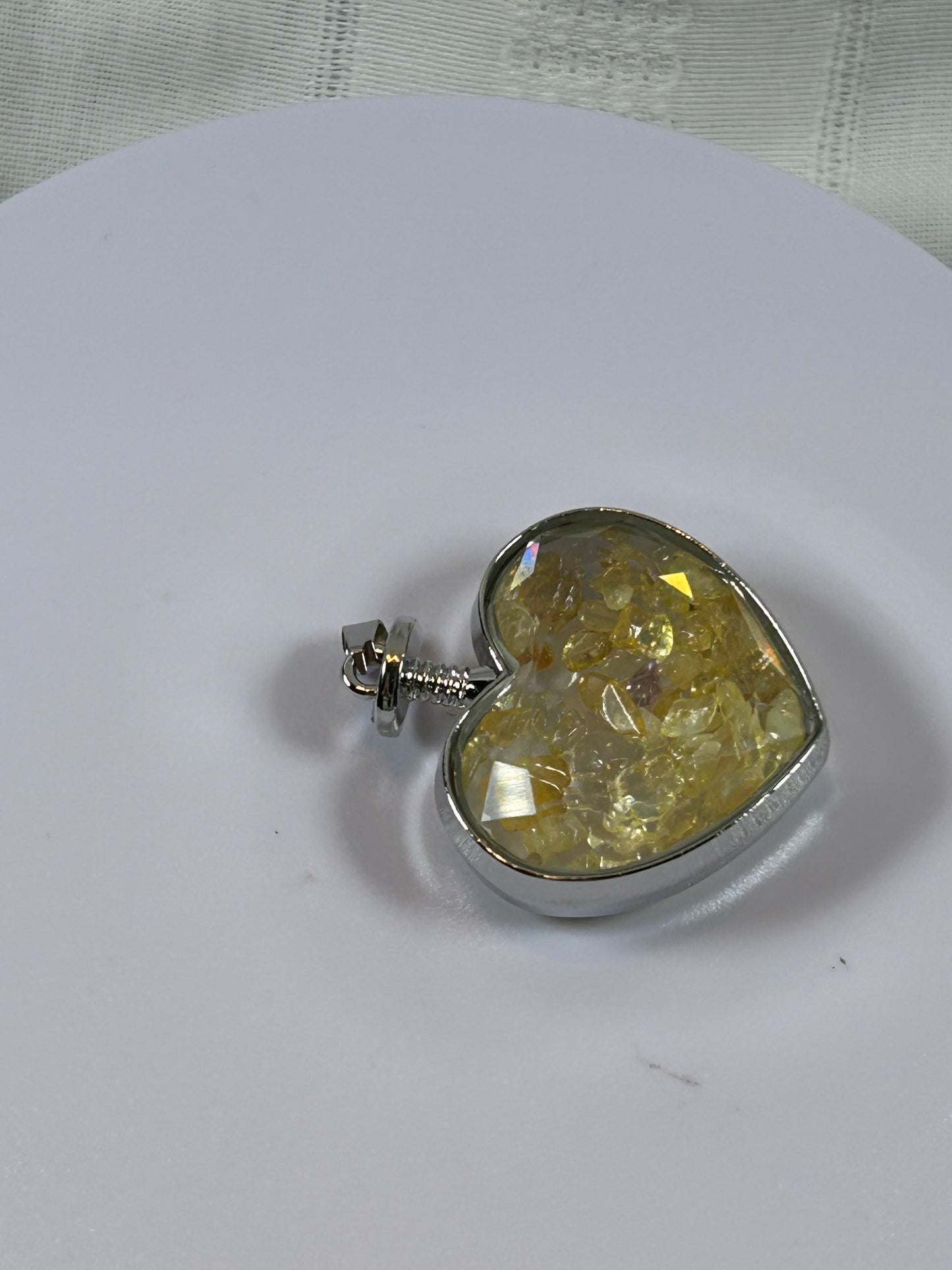 (#68) - CRYSTAL HEART PENDANT CITRINE TUMBLED CRYSTAL CHIPS - NEW