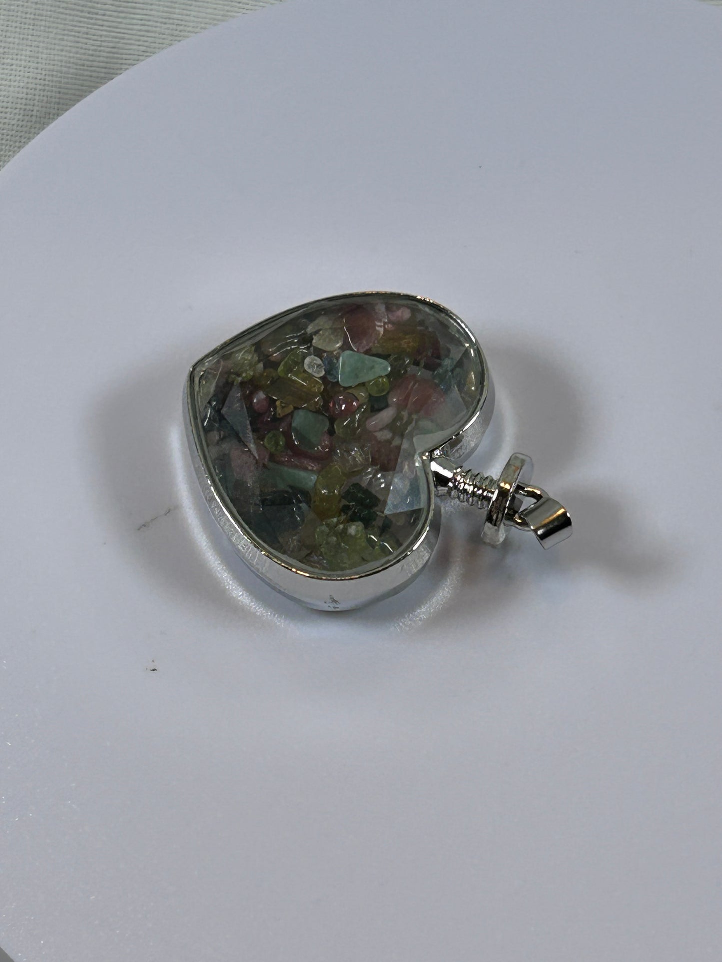 (#69) - CRYSTAL HEART PENDANT SUPER SEVEN TUMBLED CRYSTAL CHIPS - NEW